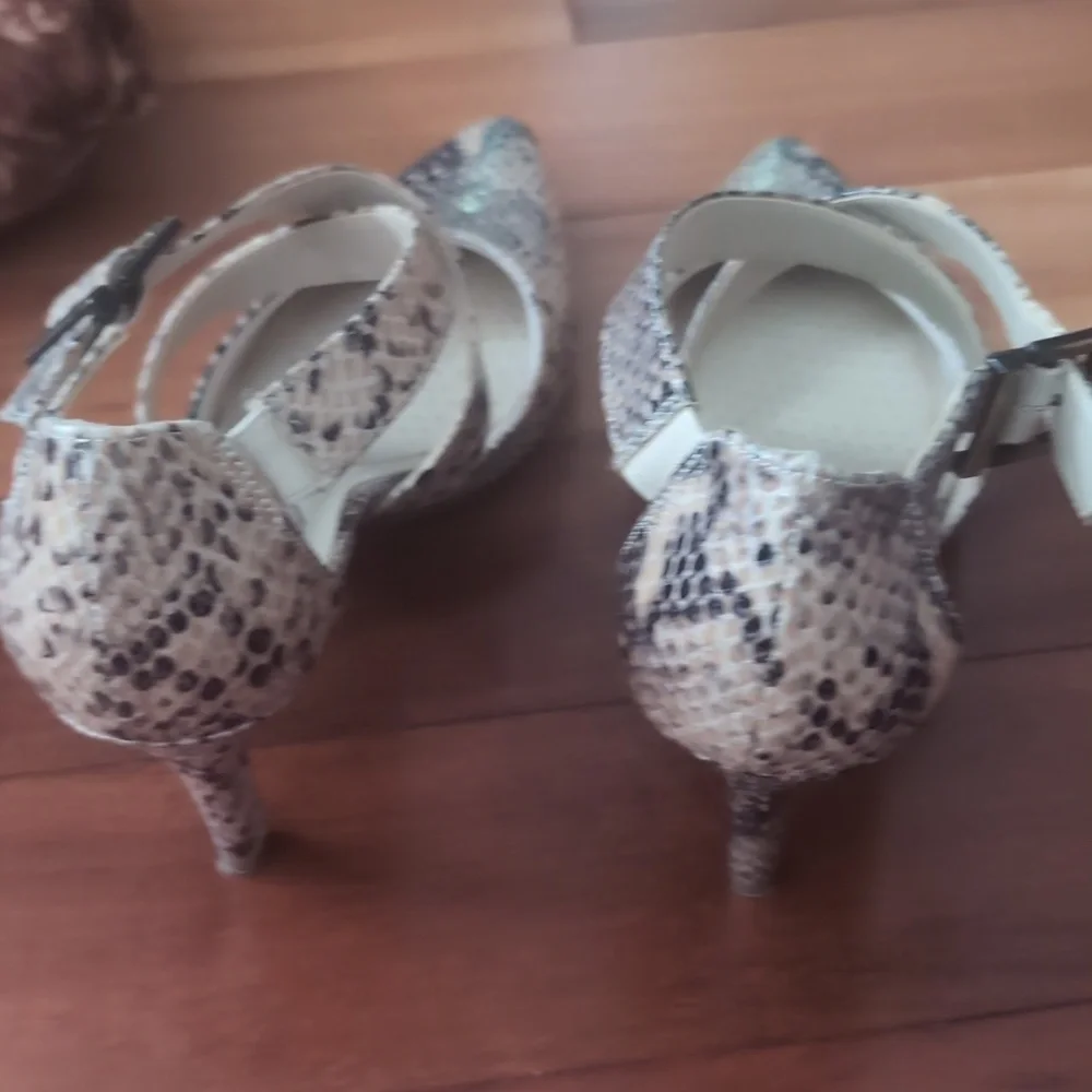 Life Stride Tan Heels with Snakeskin Pattern Size 8.5